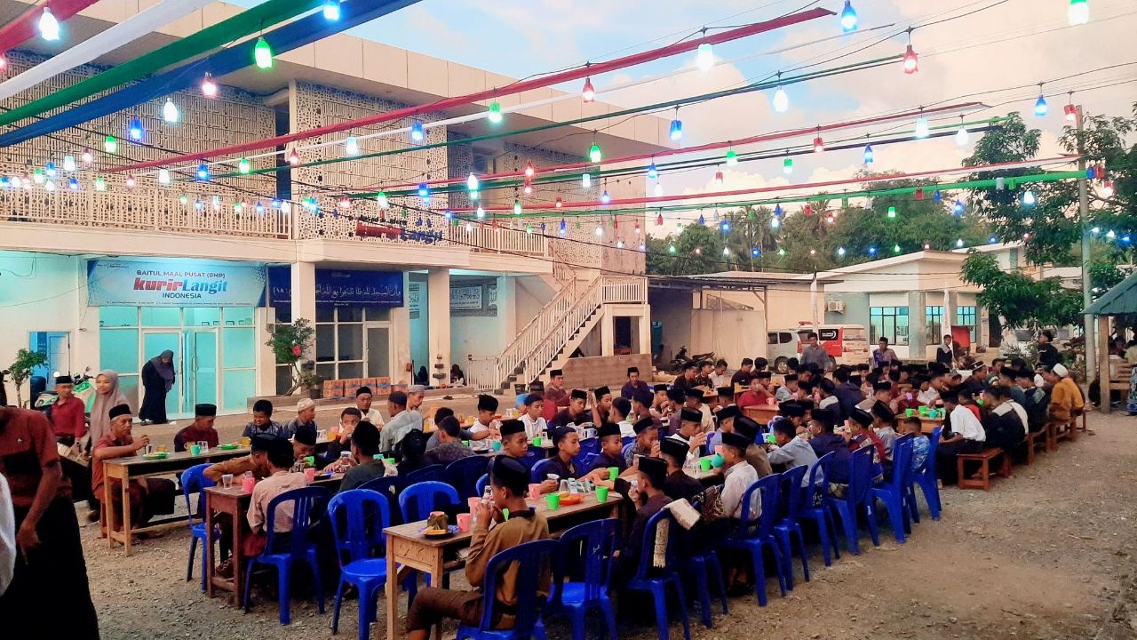 Dokumentasi kegiatan Makan Santri
