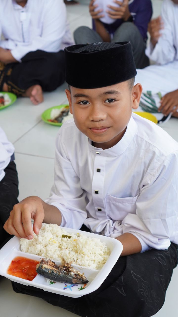 Dokumentasi kegiatan Makan Santri