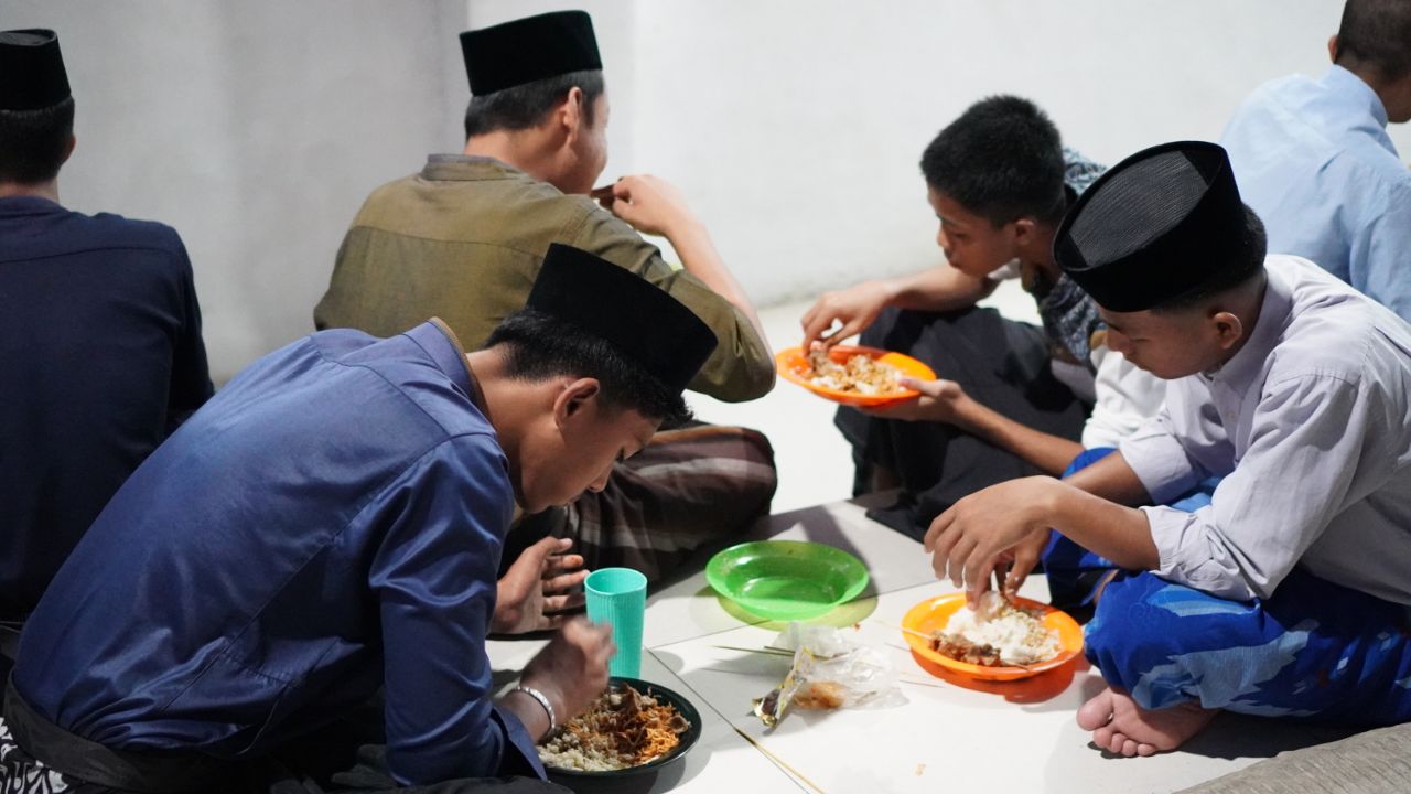 Dokumentasi kegiatan Makan Santri